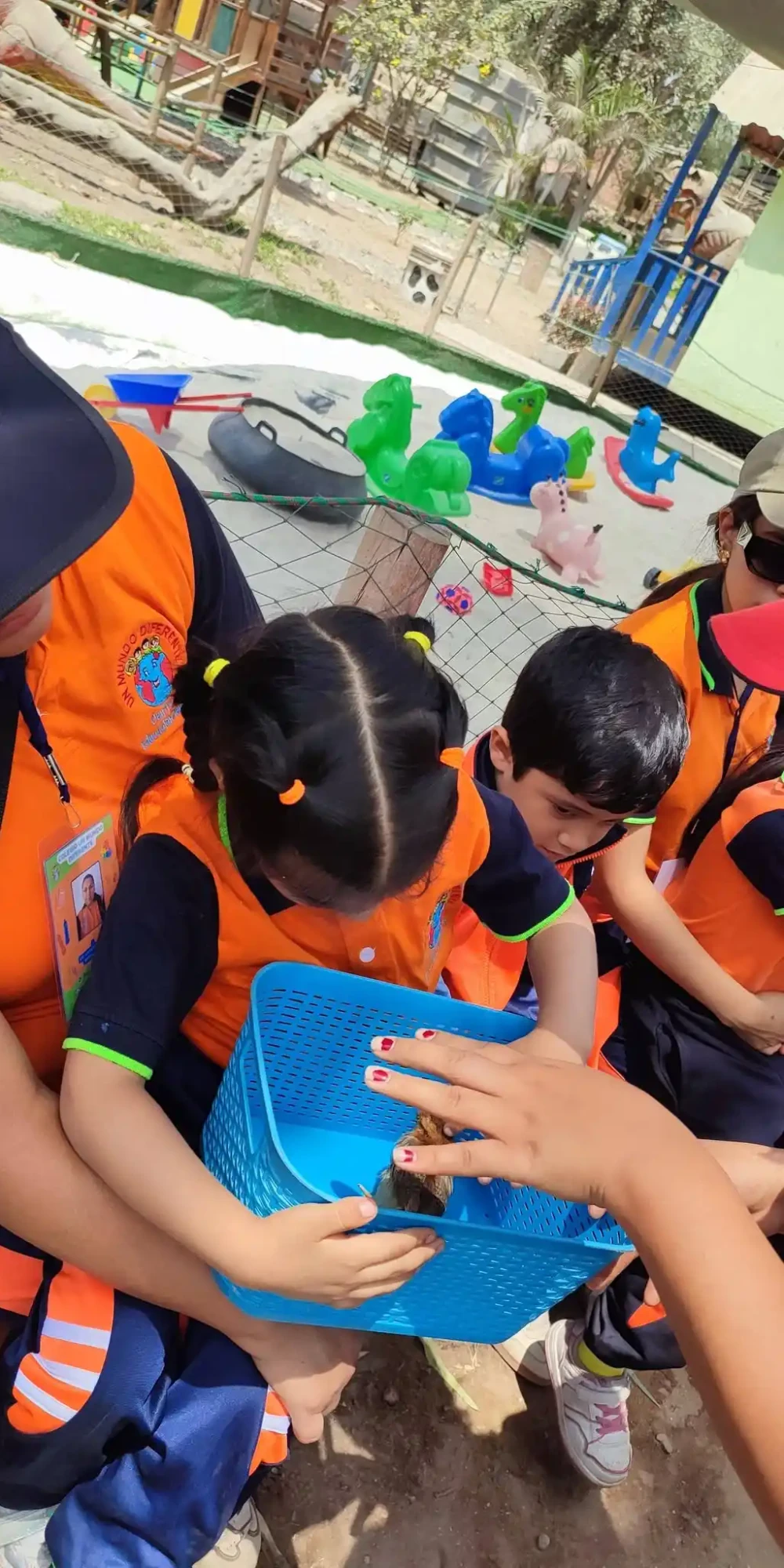 Niñas en sesión de aprendizaje en Un Mundo Diferente